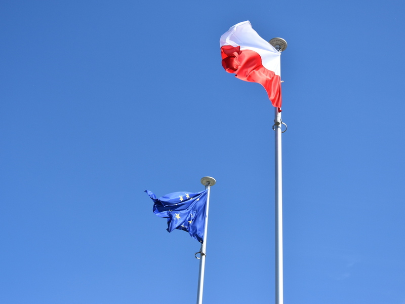 Zdjęcie przedstawia flagę UE i flagę biało-czerwoną