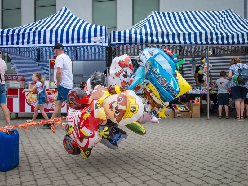 Zdjęcie przedstawia kolorowe balony