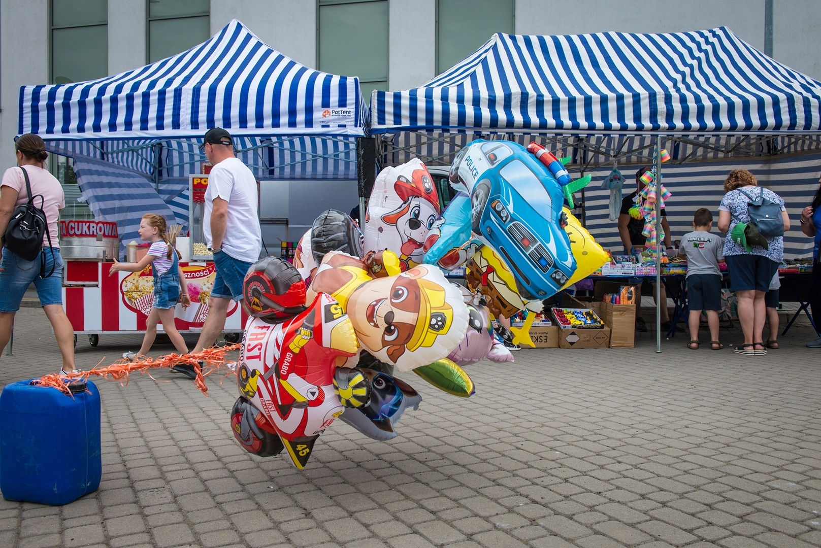 Zdjęcie przedstawia kolorowe balony