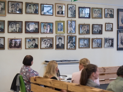 Zdjęcie przedstawia obrazy wiszące na ścianie