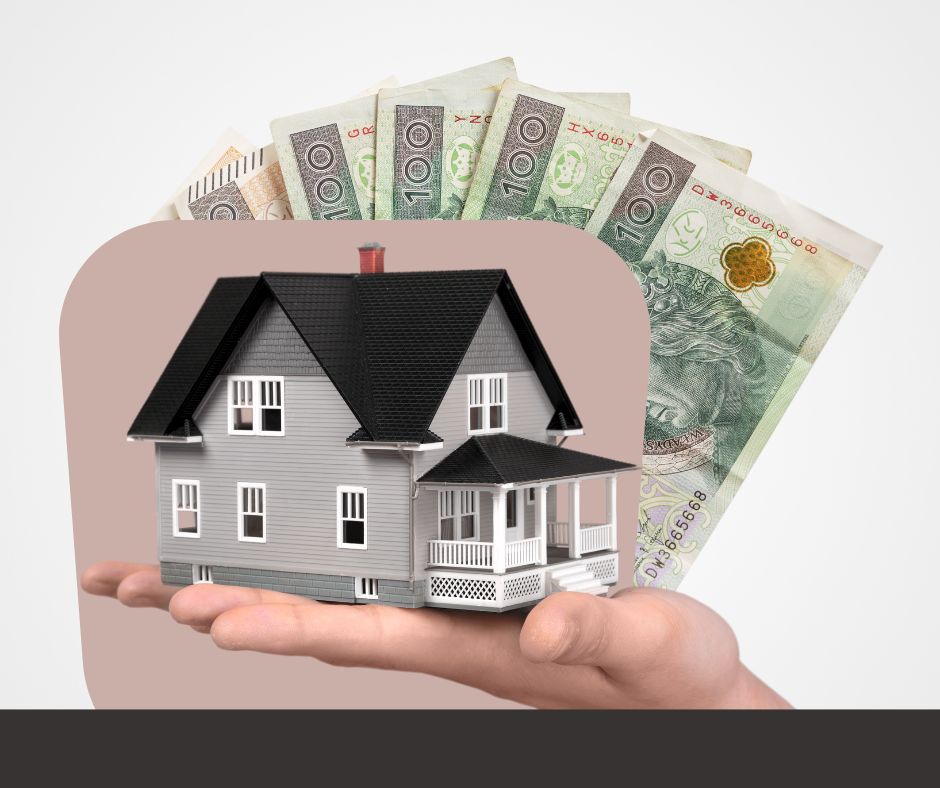 Grafika przestawia dom jednorodzinny na tle banknotów