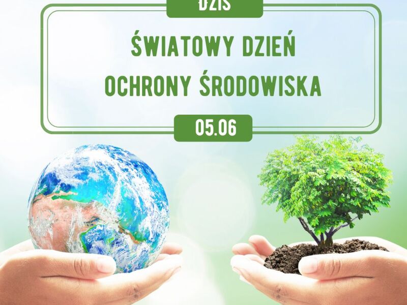 Zdjęcie przedstawia kulę ziemska oraz roślinkę trzymana na dłoni