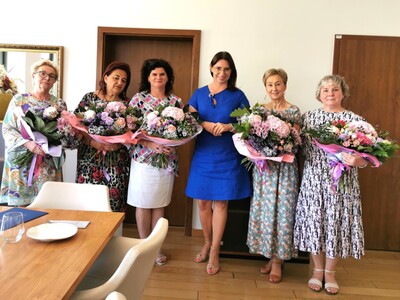 Zdjęcie pań z kwiatami