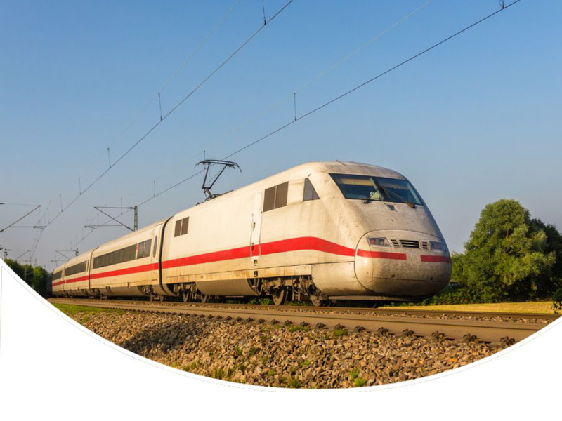 Zdjęcie przedstawia linie kolejową na której jedzie pociag