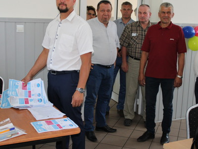 Mieszkańcy Gminy pobierają ulotki i informacje o programie
