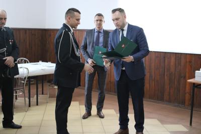 Przekazanie gratulacji dla OSP Lipowiec Kościelny