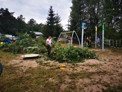 Zdjęcie ilustrujące prace porządkowe w Pomiłowie