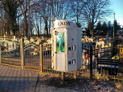 Zniczomaty na cmentarzach we Wrzesnicy i Żukowie.