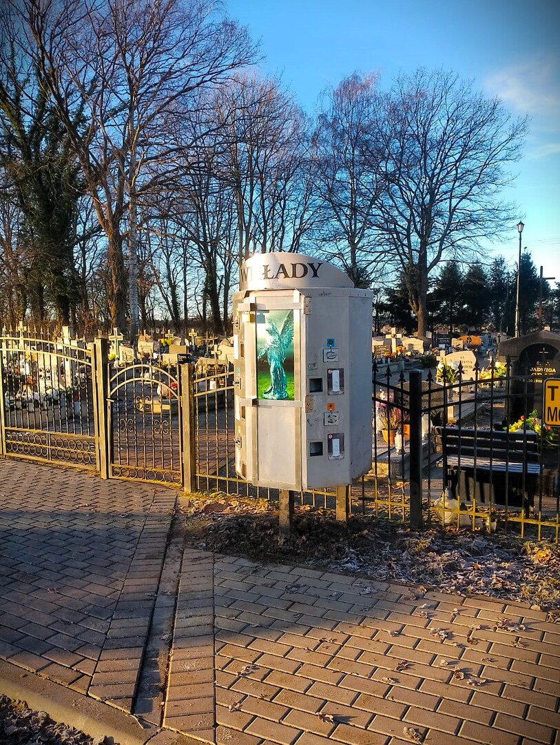
Zniczomaty na cmentarzach we Wrzesnicy i Żukowie.

