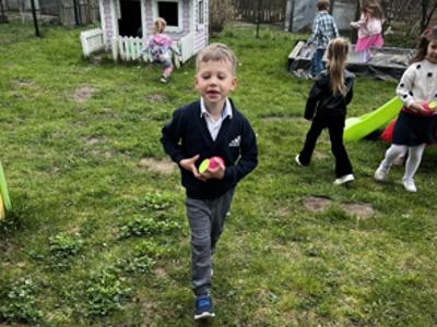 Wielkanocna Zabawa z Zajączkiem w Ogrodzie