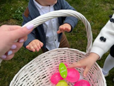 Wielkanocna Zabawa z Zajączkiem w Ogrodzie