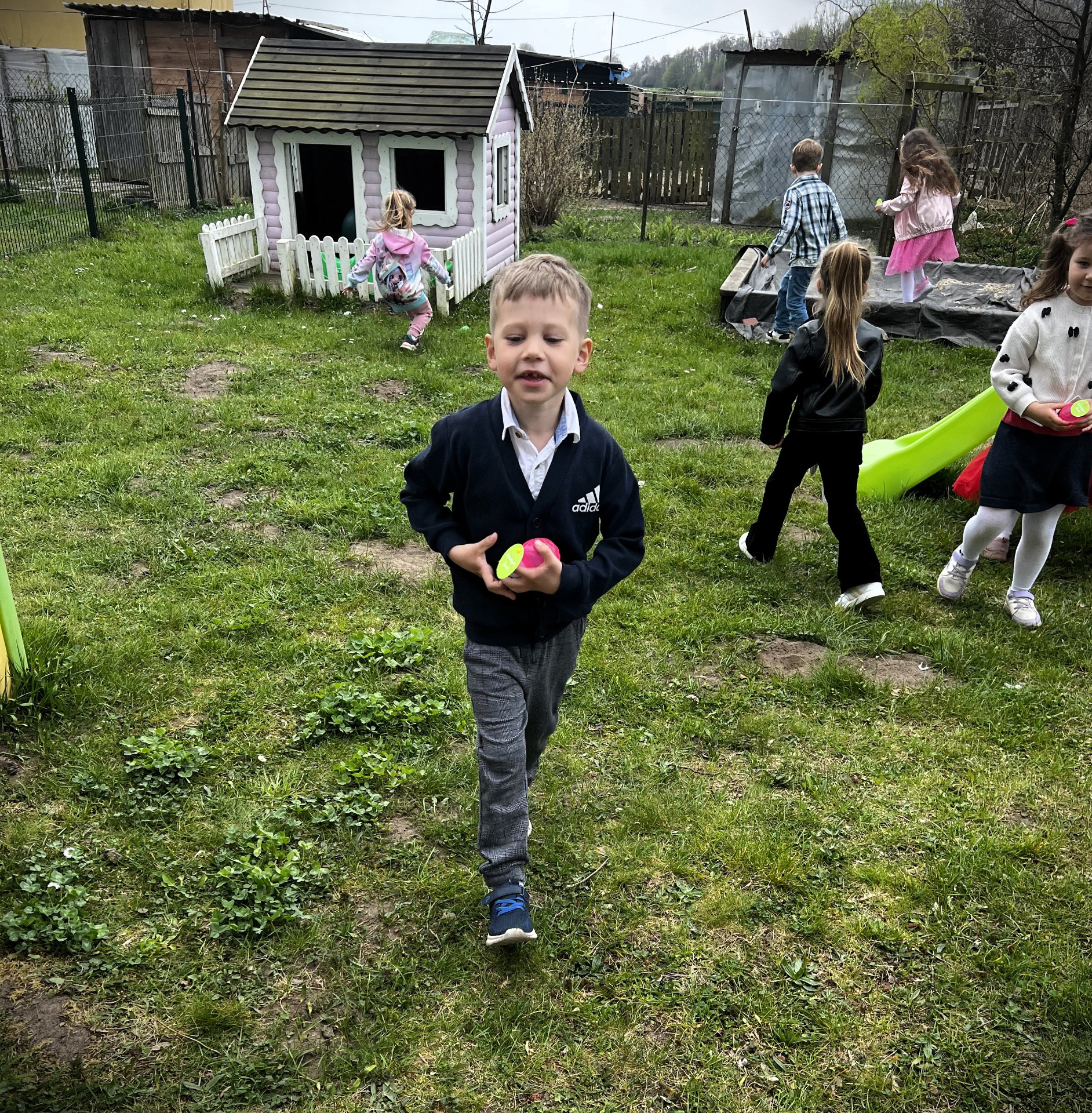 Wielkanocna Zabawa z Zajączkiem w Ogrodzie