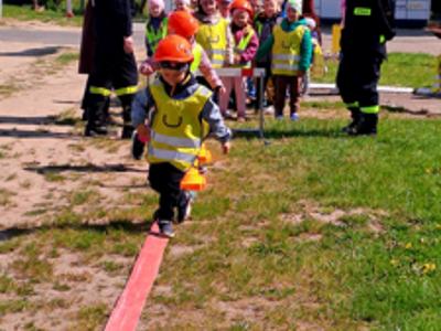 Przedszkolaki poznają tajniki pracy strażaka