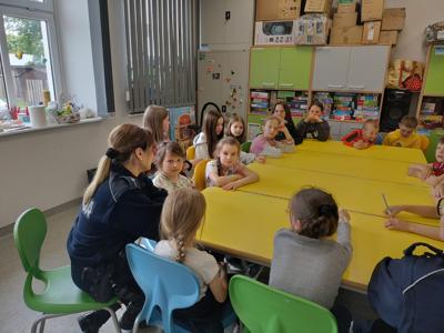Dzieci ze Świetlicy Środowiskowej w Żukowie z Policjantkami ze Sławna