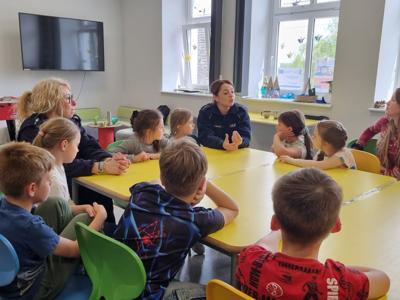 Dzieci ze Świetlicy Środowiskowej w Żukowie z Policjantkami ze Sławna