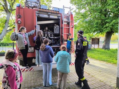 Placówka wsparcia dziennego poznaje tajniki pracy strażaka