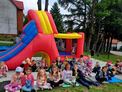 Kolorowy Dzień Dziecka w Przedszkolu Gminnym w Gwiazdowie filia w Sławsku