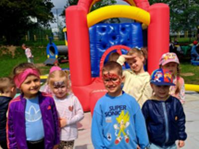 Kolorowy Dzień Dziecka w Przedszkolu Gminnym w Gwiazdowie filia w Sławsku