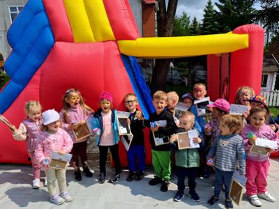 Kolorowy Dzień Dziecka w Przedszkolu Gminnym w Gwiazdowie filia w Sławsku