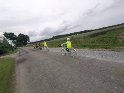 Rowerowy rajd dzieci z Radosławia – zdrowie, ruch i radość!