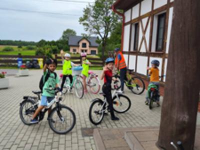 Rowerowy rajd dzieci z Radosławia – zdrowie, ruch i radość!