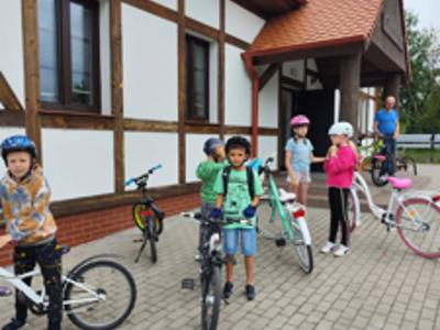 Rowerowy rajd dzieci z Radosławia – zdrowie, ruch i radość!