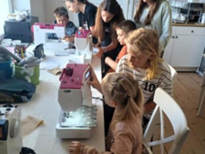 Koloniści w pracowni szycia – kreatywna lekcja upcyklingu