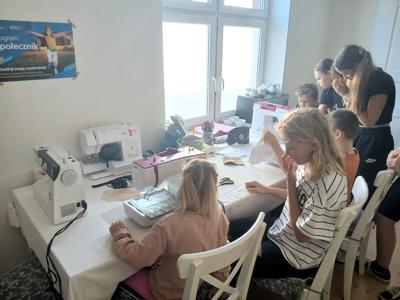 Koloniści w pracowni szycia – kreatywna lekcja upcyklingu