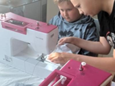 Koloniści w pracowni szycia – kreatywna lekcja upcyklingu