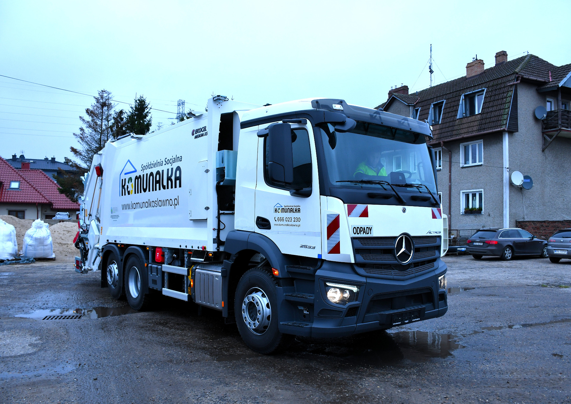 Dzięki wsparciu WFOŚiGW w Szczecinie "Komunalka" zyskała nowy pojazd!