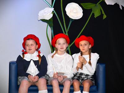 Szkoła Podstawowa we Wrześnicy. Spektakl upamiętniający odzyskanie przez Polskę Niepodległości