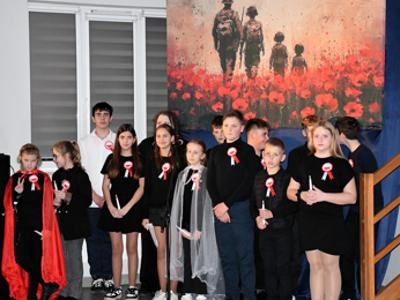 Szkoła Podstawowa we Wrześnicy. Spektakl upamiętniający odzyskanie przez Polskę Niepodległości