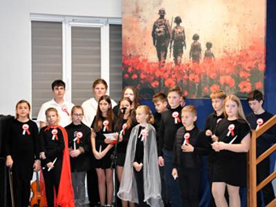 Szkoła Podstawowa we Wrześnicy. Spektakl upamiętniający odzyskanie przez Polskę Niepodległości