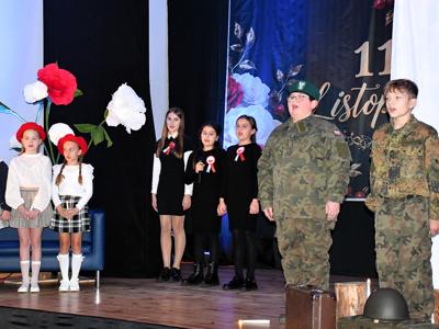 Szkoła Podstawowa we Wrześnicy. Spektakl upamiętniający odzyskanie przez Polskę Niepodległości