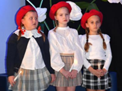 Szkoła Podstawowa we Wrześnicy. Spektakl upamiętniający odzyskanie przez Polskę Niepodległości