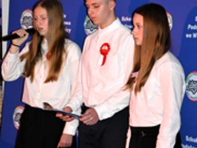 Szkoła Podstawowa we Wrześnicy. Spektakl upamiętniający odzyskanie przez Polskę Niepodległości