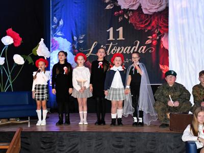 Szkoła Podstawowa we Wrześnicy. Spektakl upamiętniający odzyskanie przez Polskę Niepodległości