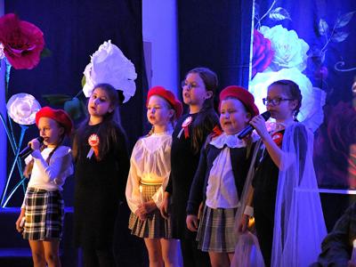 Szkoła Podstawowa we Wrześnicy. Spektakl upamiętniający odzyskanie przez Polskę Niepodległości