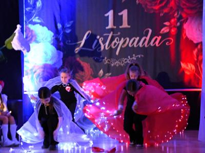 Szkoła Podstawowa we Wrześnicy. Spektakl upamiętniający odzyskanie przez Polskę Niepodległości