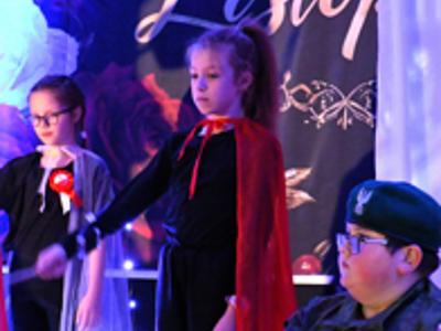 Szkoła Podstawowa we Wrześnicy. Spektakl upamiętniający odzyskanie przez Polskę Niepodległości