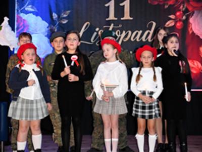 Szkoła Podstawowa we Wrześnicy. Spektakl upamiętniający odzyskanie przez Polskę Niepodległości