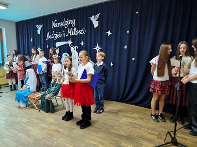 Świąteczna atmosfera jasełek w SP Bobrowice