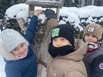 Zimowa pomoc dla ptaków – piękna inicjatywa uczniów SP we Wrześnicy