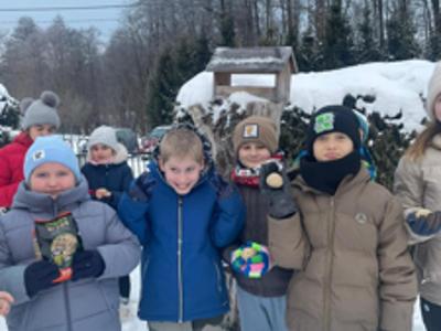 Zimowa pomoc dla ptaków – piękna inicjatywa uczniów SP we Wrześnicy 