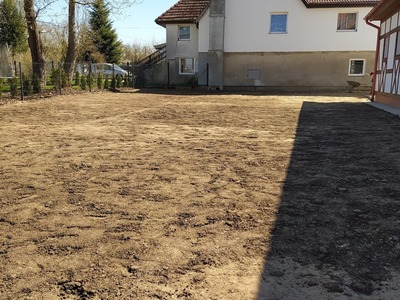 Zakładanie trawnika przy świetlicy wiejskiej w Radosławiu