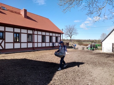 Zakładanie trawnika przy świetlicy wiejskiej w Radosławiu