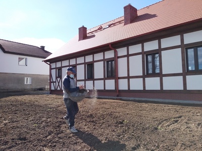 Zakładanie trawnika przy świetlicy wiejskiej w Radosławiu