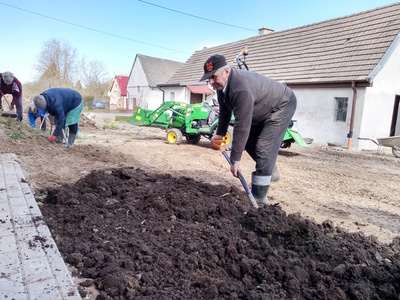 Zakładanie trawnika przy świetlicy wiejskiej w Radosławiu