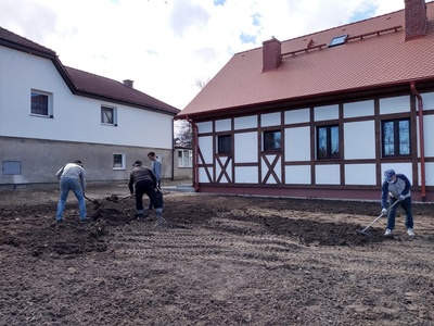 Zakładanie trawnika przy świetlicy wiejskiej w Radosławiu