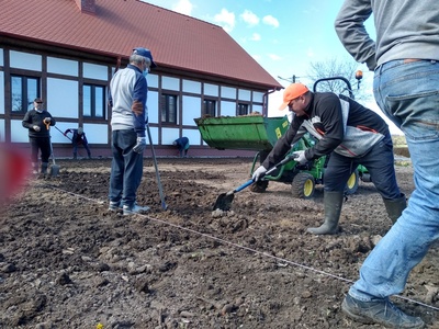 Zakładanie trawnika przy świetlicy wiejskiej w Radosławiu